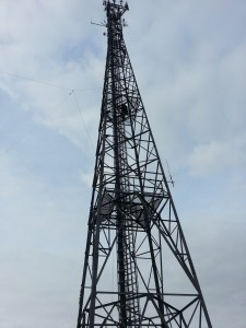 Kevin, M0TBX, erecting the 160m doublet on the tower.