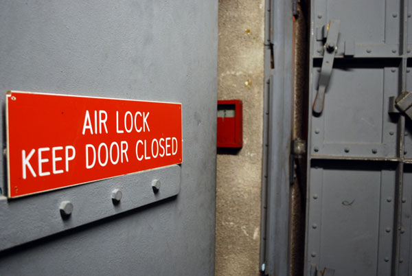 Airtight blast doors